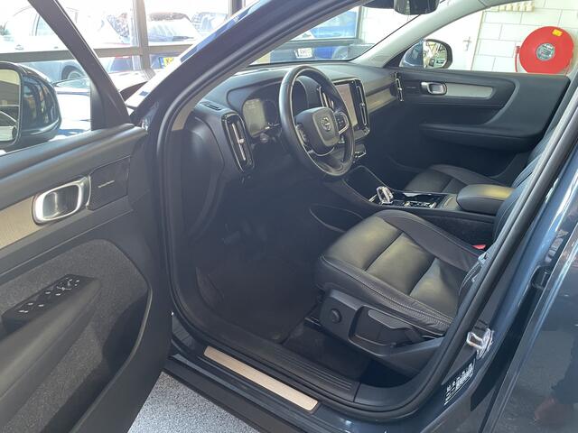 Volvo XC40 2.0 T4 190 pk Inscription Trekhaak Panoramadak Leder 360 Camera ACC Pilot Assist Harman Kardon Audio BLIS DAB Apple Carplay Android Auto Stoelverwarming Scandinavian Line Hoge Zit 8-traps Automaat Super compleet en 1800 kg trekgewicht !