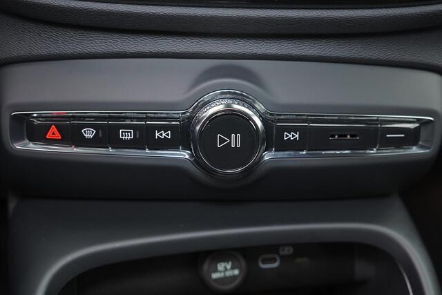 Volvo XC40 Core 69 kWh - Parkeercamera achter - Verwarmde voorstoelen & stuur - Parkeersensoren voor & achter - Draadloze tel. lader - Cruise Control - Warmtepomp - Elektr. inklapbare trekhaak - 19' LMV