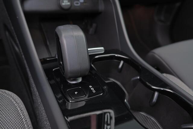 Volvo XC40 Core 69 kWh - Parkeercamera achter - Verwarmde voorstoelen & stuur - Parkeersensoren voor & achter - Draadloze tel. lader - Cruise Control - Warmtepomp - Elektr. inklapbare trekhaak - 19' LMV