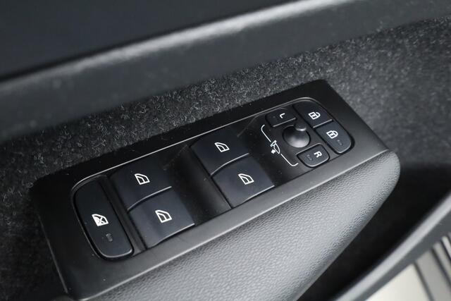 Volvo XC40 1.5 T3 Business | Navi | Elek. Trekhaak | All Seasons | Cruise Ctrl | Elek. Achterklep | CarPlay