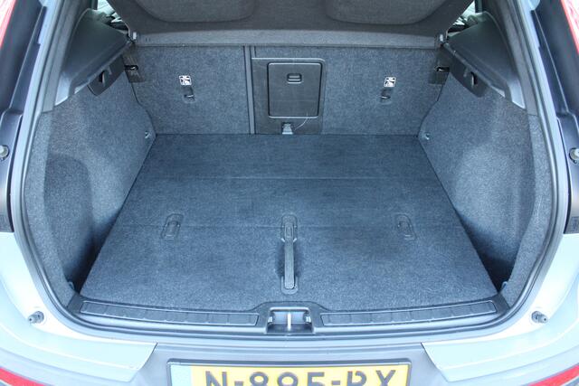 Volvo XC40 Recharge Twin Plus | Achteruitrij camera | Stoel stuur verwarm. | Adapt. Cruise control |