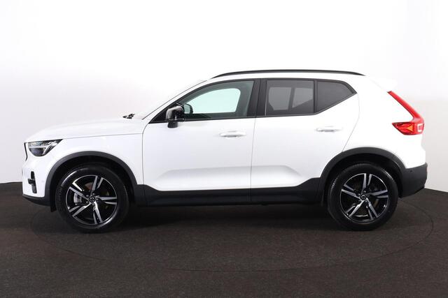 Volvo XC40 B3 Plus Dark - Panorama/schuifdak - IntelliSafe Assist & Surround - 360º Camera - Harman/Kardon audio - Verwarmde voorstoelen & stuur - Parkeersensoren voor & achter - Elektr. bedienb. voorstoelen met geheugen links - Draadloze tel. lader - Extra getint g