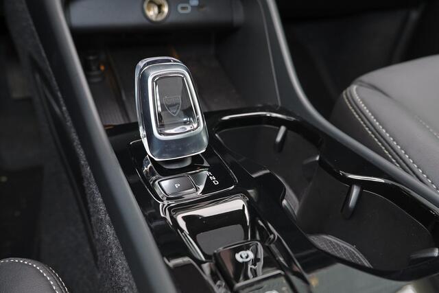 Volvo XC40 B3 Plus Dark - Panorama/schuifdak - IntelliSafe Assist & Surround - 360º Camera - Harman/Kardon audio - Verwarmde voorstoelen & stuur - Parkeersensoren voor & achter - Elektr. bedienb. voorstoelen met geheugen links - Draadloze tel. lader - Extra getint g