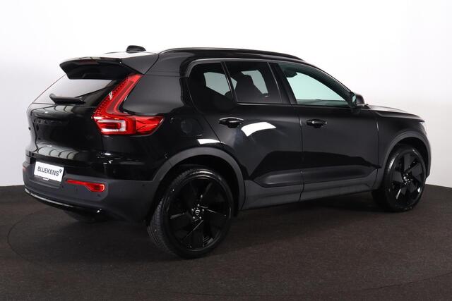 Volvo XC40 B3 Plus Black Edition - IntelliSafe Assist & Surround - 360º Camera - Harman/Kardon audio - Verwarmde voorstoelen & stuur - Parkeersensoren voor & achter - Elektr. bedienb. voorstoelen met geheugen links - Draadloze tel. lader - Extra getint glas - 20' LM