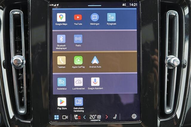 Volvo XC40 B3 Plus Black Edition - IntelliSafe Assist & Surround - 360º Camera - Harman/Kardon audio - Verwarmde voorstoelen & stuur - Parkeersensoren voor & achter - Elektr. bedienb. voorstoelen met geheugen links - Draadloze tel. lader - Extra getint glas - 20' LM