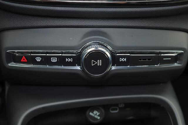 Volvo XC40 B3 Plus Black Edition - IntelliSafe Assist & Surround - 360º Camera - Harman/Kardon audio - Verwarmde voorstoelen & stuur - Parkeersensoren voor & achter - Elektr. bedienb. voorstoelen met geheugen links - Draadloze tel. lader - Extra getint glas - 20' LM