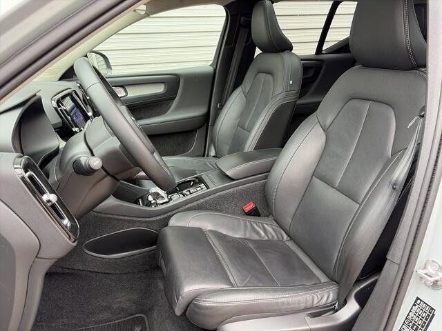 Volvo XC40 2.0 B4 Plus Dark / Panoramadak / Lederen bekleding / Trekhaak / Parkeerverwarming /