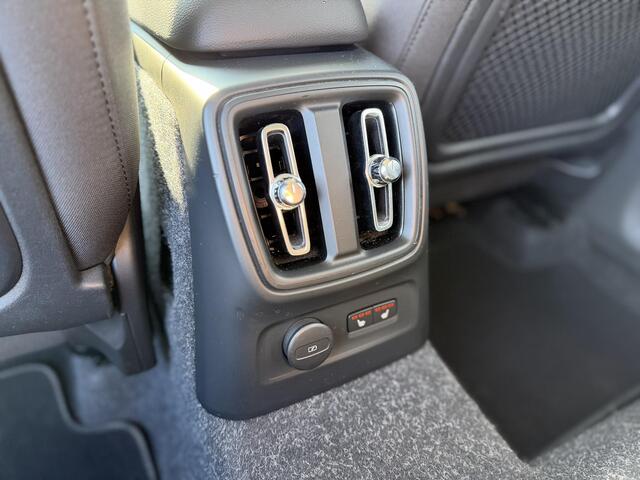 Volvo XC40 1.5 T4 Recharge R-Design Expression | Trekhaak | 360º Camera | Verwarmde Voorstoelen en Achterbank | Stuurverwarming | Navigatie | Keyless Entry | BLIS |