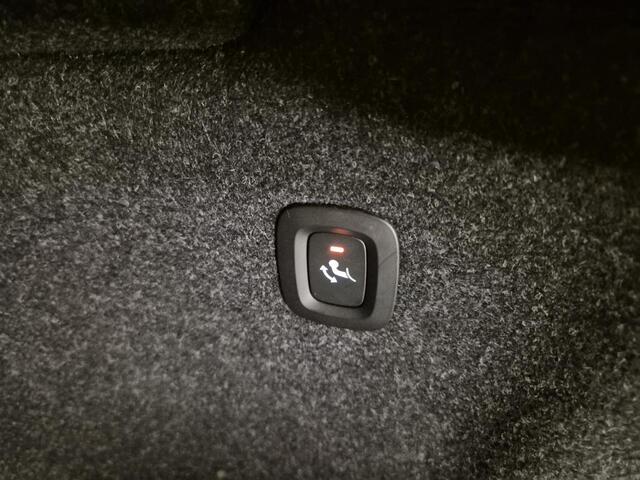 Volvo XC40 T2 Momentum Business | Navigatie | Adaptieve Cruise Control | Trekhaak | DAB | Parkeercamera | Park Assist | Getint Glas | Apple CarPlay & Android Auto | Volvo On Call | 18" LM