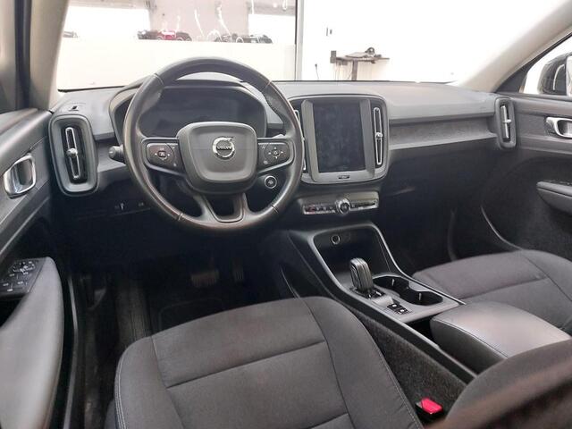 Volvo XC40 T2 Momentum Core | Navigatie | Cruise Control | Trekhaak | LED Koplampen | DAB | Apple CarPlay & Android Auto | Volvo On Call | 1600kg Trekgewicht | 17" LM