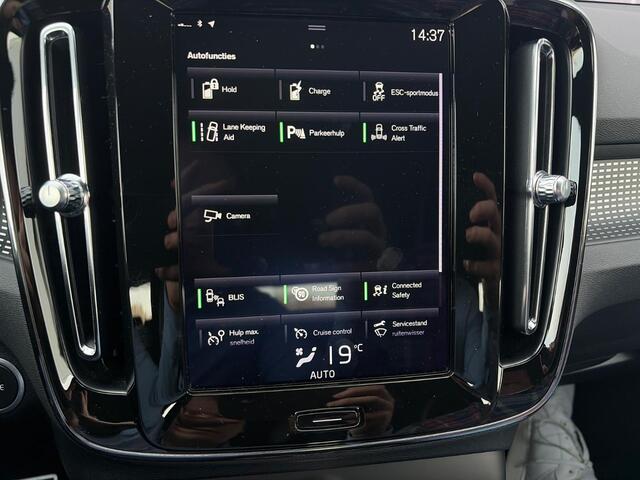 Volvo XC40 1.5 T5 Twin Engine R-Design | Trekhaak | Adaptieve Cruise Control | Power Seats | Parkeer Camera | BLIS | CarPlay | Memory |