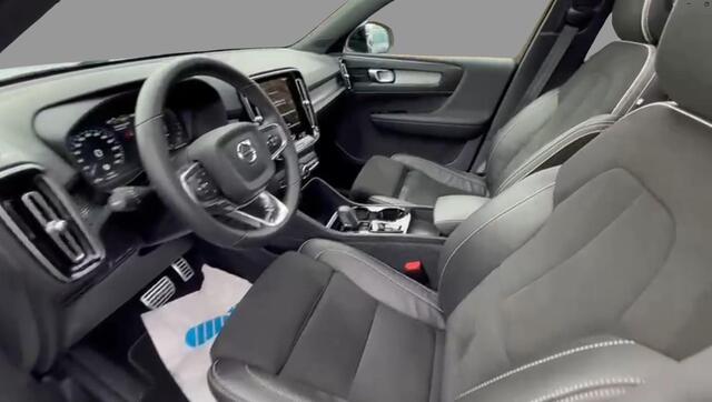 Volvo XC40 Plug-in Hybrid T5 R-Design | Trekhaak | Panoramadak | 20 inch velgen | 360 camera | Stoel- en stuurverwarming | Harman Kardon audio | Verwarmbare voorruit | Adaptive cruise control | Actieve LED koplampen | Elektrische stoelverstelling | Getint glas | Nav