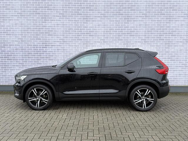 Volvo XC40 1.5 T3 R-Design | Trekhaak | Stoel- en Stuurverwarming | Achteruitrijcamera | Parkeersensoren Voor en Achter | 19 Inch Velgen | Voorruitverwarming | Getint Glas | Keyless | Navigatie | Apple Carplay / Android Auto | Nubuck Bekleding |