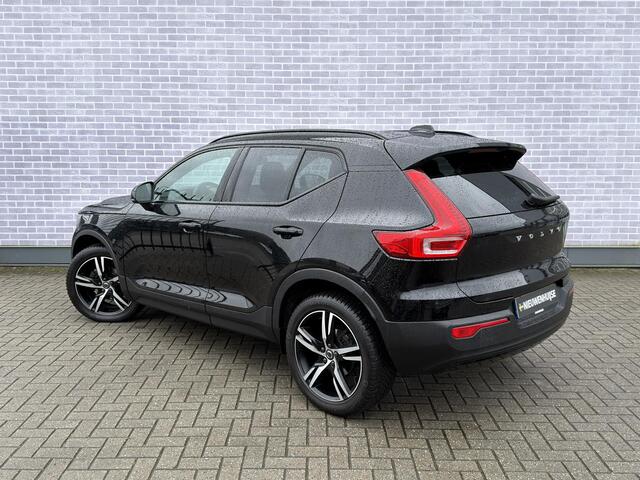 Volvo XC40 1.5 T3 R-Design | Trekhaak | Stoel- en Stuurverwarming | Achteruitrijcamera | Parkeersensoren Voor en Achter | 19 Inch Velgen | Voorruitverwarming | Getint Glas | Keyless | Navigatie | Apple Carplay / Android Auto | Nubuck Bekleding |