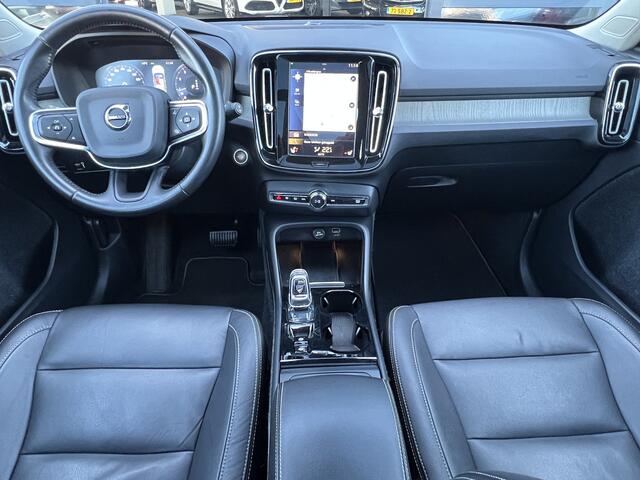 Volvo XC40 2.0 T4 190 pk Inscription Trekhaak Panoramadak Leder 360 Camera ACC Pilot Assist Harman Kardon Audio BLIS DAB Apple Carplay Android Auto Stoelverwarming Scandinavian Line Hoge Zit 8-traps Automaat Super compleet en 1800 kg trekgewicht !