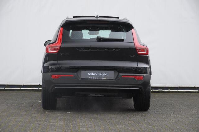 Volvo XC40 B3 177PK Automaat Plus Black Edition / Adaptive cruise control / Elektrische stoelen / Harman Kardon audio / Pilot assist / BLIS / Stoel en stuur verwarming / Elektrische achterklep / Parkeersensoren met camera / Google infotainment