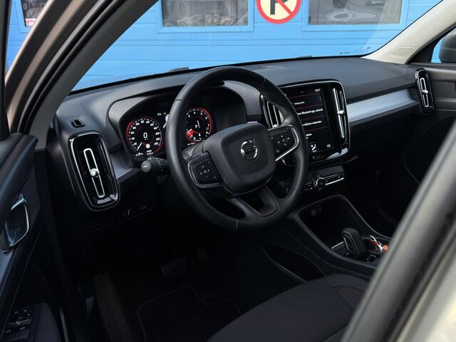Volvo XC40 2.0 B4 Business Pro | 18" 5-Spaaks Silver velgen met 235/55 R18 banden | 2-zone Electronic Climate Control met gekoeld dashboardkastje | Achteropkomend verkeer waarschuwing