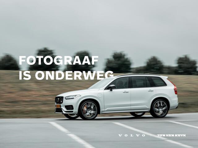 Volvo XC40 2.0 B4 Plus Dark Elektr. stoelverstelling / Harman Kardon Audio / Trekhaak / 19" All season banden / Keless Drive / Verw. voorruit / Stoel- en stuurverw. / Adapt. Cruise / BLIS