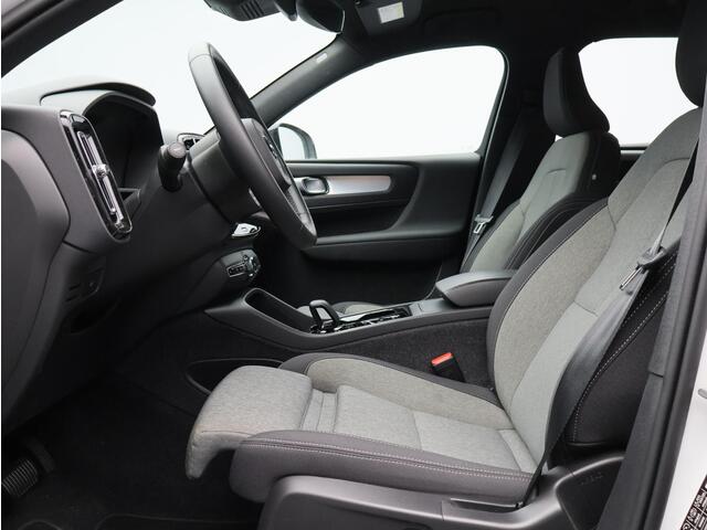 Volvo XC40 2.0 B4 Plus Dark / Trekhaak / Stoel+stuur+voorruitverwarming / Harman Kardon / Elektr. bed. stoelen