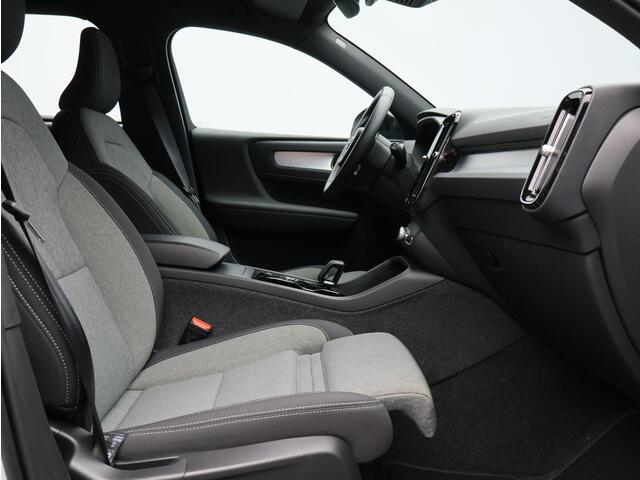 Volvo XC40 2.0 B4 Plus Dark / Trekhaak / Stoel+stuur+voorruitverwarming / Harman Kardon / Elektr. bed. stoelen