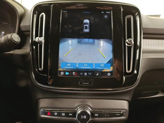 Volvo XC40 Recharge P8 AWD R-Design 1e Eigenaar | Dealer Onderh | BTW | NL-Auto | SOH89% | Trekhaak | Camera | WinterPack | Memory | Elek Stoel+Klep | Harman | Climate | Carplay | Navi | ACC | Full Led | PDC