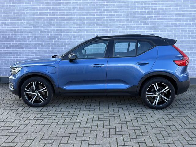 Volvo XC40 1.5 T5 Recharge R-Design | Plug-in Hybrid (PHEV) | Panoramadak | Elektrisch Verstelbare Voorstoelen | Harman Kardon Audio | 360 Graden Camera | Stoelverwarming | Trekhaak | Lederen Bekleding