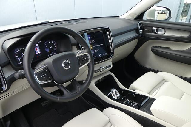 Volvo XC40 2.0 T4 AWD Inscription | Harman Kardon Audio | Four-C Demping | Trekhaak | Panoramadak | Elektrisch Verstelbare Voorstoelen | Achteruitrijcamera | Keyless Entry | Elektrische Achterklep | LED Koplampen Adaptief | Navigatie | BLIS | Cruise Control Adaptief