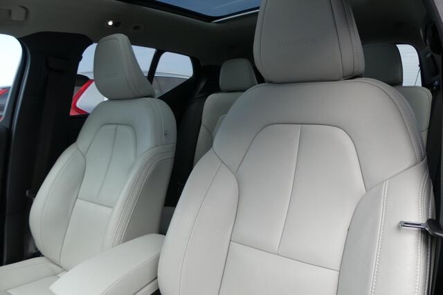 Volvo XC40 2.0 T4 AWD Inscription | Harman Kardon Audio | Four-C Demping | Trekhaak | Panoramadak | Elektrisch Verstelbare Voorstoelen | Achteruitrijcamera | Keyless Entry | Elektrische Achterklep | LED Koplampen Adaptief | Navigatie | BLIS | Cruise Control Adaptief