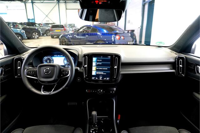 Volvo XC40 1.5 T5 Plug-in Hybrid 193kW/262pk DCT7 R-Design PANORAMADAK + HARMAN/KARDON + ADAPT.CRUISE + PILOT ASSIST + NAVI SENSUS + BLIS + EL.TREKHAAK + LANE ASSIST + EL.STOELEN + STOEL-&STUURVERWARMING + CAMERA + KEYLESS + PARKSENSOREN V&A + 19" LM-VELGEN!!