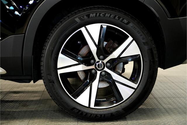 Volvo XC40 1.5 T5 Plug-in Hybrid 193kW/262pk DCT7 R-Design PANORAMADAK + HARMAN/KARDON + ADAPT.CRUISE + PILOT ASSIST + NAVI SENSUS + BLIS + EL.TREKHAAK + LANE ASSIST + EL.STOELEN + STOEL-&STUURVERWARMING + CAMERA + KEYLESS + PARKSENSOREN V&A + 19" LM-VELGEN!!
