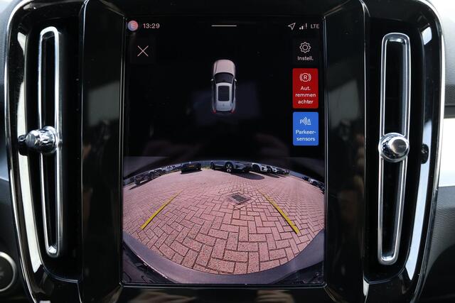 Volvo XC40 B3 Plus Dark - Panorama/schuifdak - IntelliSafe Assist & Surround - Harman/Kardon audio - Adaptieve LED koplampen - Parkeercamera achter - Parkeersensoren voor & achter - Elektr. bedienb. voorstoelen met geheugen links - Draadloze tel. lader - Extra getin