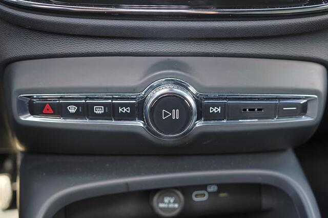 Volvo XC40 B3 Plus Dark - Panorama/schuifdak - IntelliSafe Assist & Surround - Harman/Kardon audio - Adaptieve LED koplampen - Parkeercamera achter - Parkeersensoren voor & achter - Elektr. bedienb. voorstoelen met geheugen links - Draadloze tel. lader - Extra getin