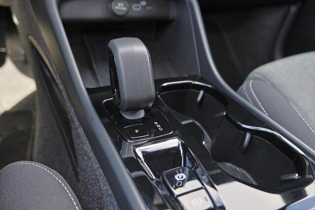 Volvo XC40 B3 Plus Dark - Panorama/schuifdak - IntelliSafe Assist & Surround - Harman/Kardon audio - Adaptieve LED koplampen - Parkeercamera achter - Parkeersensoren voor & achter - Elektr. bedienb. voorstoelen met geheugen links - Draadloze tel. lader - Extra getin