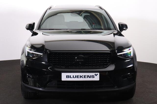 Volvo XC40 B3 Plus Black Edition - Panorama/schuifdak - IntelliSafe Assist & Surround - 360º Camera - Harman/Kardon audio - Verwarmde voorstoelen & stuur - Parkeersensoren voor & achter - Elektr. bedienb. voorstoelen met geheugen links - Draadloze tel. lader - Extra