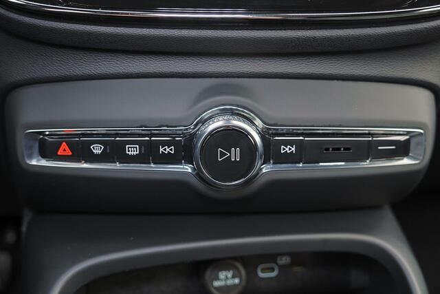 Volvo XC40 B3 Plus Black Edition - Panorama/schuifdak - IntelliSafe Assist & Surround - 360º Camera - Harman/Kardon audio - Verwarmde voorstoelen & stuur - Parkeersensoren voor & achter - Elektr. bedienb. voorstoelen met geheugen links - Draadloze tel. lader - Extra