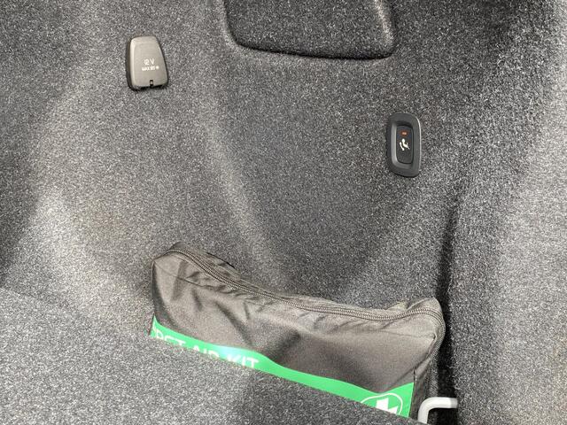 Volvo XC40 Recharge P8 AWD R-Design / 408 Pk / Automaat / NL-Auto / Dealer-Onderhouden / Leder-Alcantara / Digitaal-Dashboard / Keyless / LED / DAB / Navi / Apple-Carplay&Android-Auto / Stuur+Stoelverwarming / Adaptieve Cruise-Control / Climate-Control / ELKTR-Achte