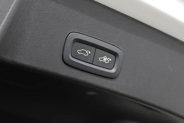 Volvo XC40 1.5 T5 Plug-in hybrid Ultimate Bright - Pano - Trekhaak - Stoel/Stuurverwarming - BLIS - Pilot Assist - 360 Camera - Rijklaar