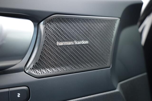 Volvo XC40 2.0 B3 Plus Black Edition | Rijklaar! | S/K-Dak | Harman/Kardon | Bliss | Stuur-stoel+Voorruitverw. | 360*+PDC | Memory | Nav+App.Connect | Elek. Klep V