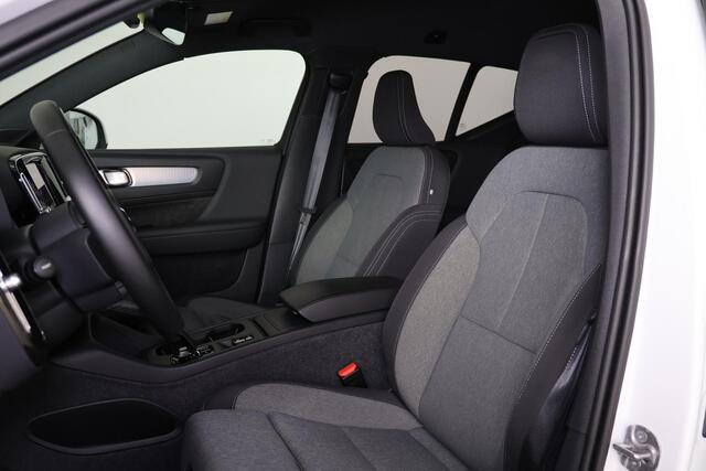 Volvo XC40 B3 Core - IntelliSafe Assist & Surround - 360º Camera - Verwarmde voorstoelen & stuur - Parkeersensoren voor & achter - Draadloze tel. lader - Extra getint glas - Elektr. inklapbare trekhaak - 18' LMV