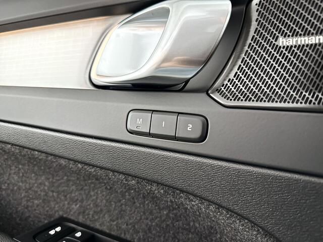 Volvo XC40 B4 Plus Black Edition | Panoramadak | 360° camera | Harman Kardon | Stoel- en Stuurverwarming