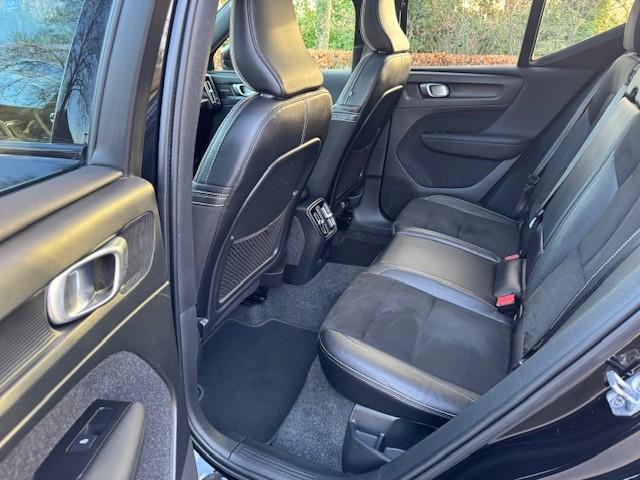 Volvo XC40 Recharge P8 AWD R-Design 408pk SOH 91,9%/Warmtepomp/Trekhaak/Pano/Acarplay/Fabrieksgarantie