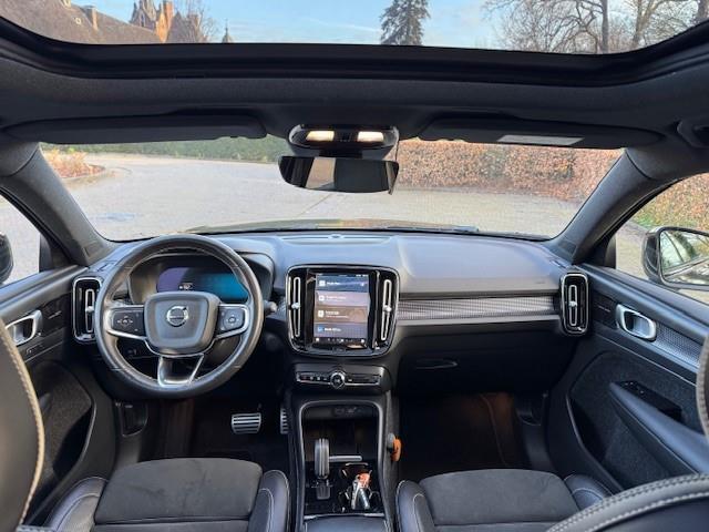 Volvo XC40 Recharge P8 AWD R-Design 408pk SOH 91,9%/Warmtepomp/Trekhaak/Pano/Acarplay/Fabrieksgarantie
