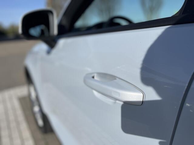 Volvo XC40 T2 Momentum Pro | Parkeercamera | Keyless Entry | Handgeschakeld |