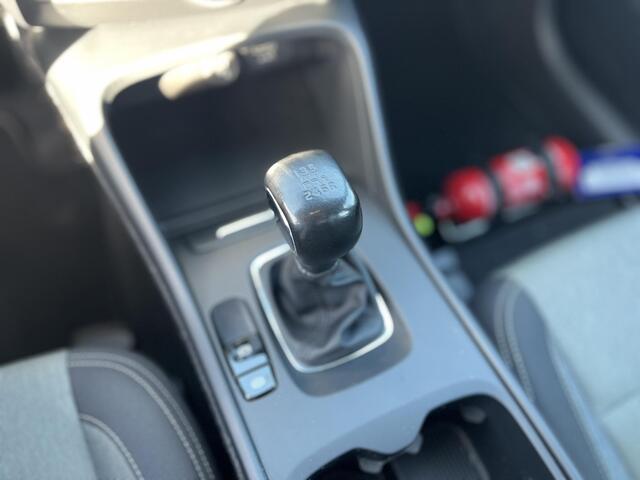 Volvo XC40 T2 Momentum Pro | Parkeercamera | Keyless Entry | Handgeschakeld |