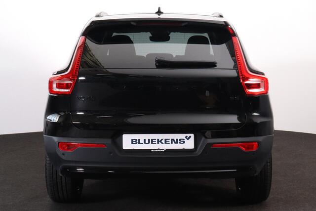Volvo XC40 B3 Plus Black Edition - Panorama/schuifdak - IntelliSafe Assist & Surround - 360º Camera - Harman/Kardon audio - Verwarmde voorstoelen & stuur - Parkeersensoren voor & achter - Elektr. bedienb. voorstoelen met geheugen links - Draadloze tel. lader - Extra