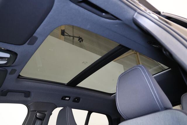 Volvo XC40 B3 Plus Black Edition - Panorama/schuifdak - IntelliSafe Assist & Surround - 360º Camera - Harman/Kardon audio - Verwarmde voorstoelen & stuur - Parkeersensoren voor & achter - Elektr. bedienb. voorstoelen met geheugen links - Draadloze tel. lader - Extra