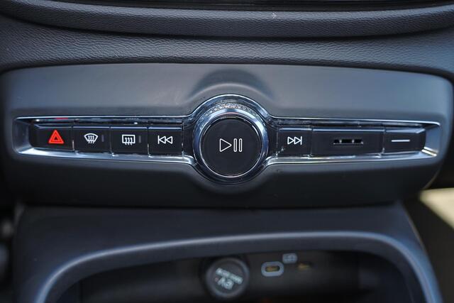 Volvo XC40 B3 Ultra Black Edition - Panorama/schuifdak - IntelliSafe Assist & Surround - 360º Camera - Harman/Kardon audio - LED Pixel koplampen - Verwarmde voorstoelen & stuur - Parkeersensoren voor & achter - Elektr. bedienb. voorstoelen met geheugen links - Draad