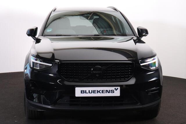 Volvo XC40 B3 Plus Black Edition - IntelliSafe Assist & Surround - 360º Camera - Harman/Kardon audio - Verwarmde voorstoelen & stuur - Parkeersensoren voor & achter - Elektr. bedienb. voorstoelen met geheugen links - Draadloze tel. lader - Extra getint glas - 20' LM