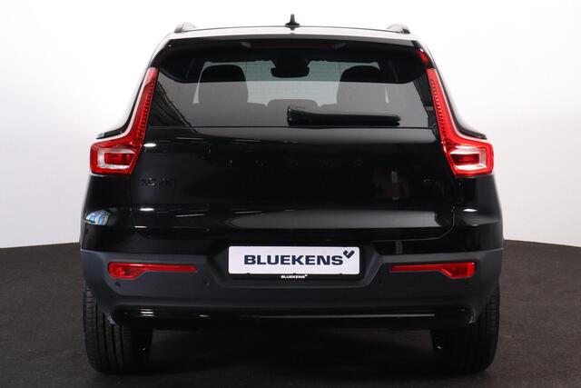Volvo XC40 B3 Plus Black Edition - IntelliSafe Assist & Surround - 360º Camera - Harman/Kardon audio - Verwarmde voorstoelen & stuur - Parkeersensoren voor & achter - Elektr. bedienb. voorstoelen met geheugen links - Draadloze tel. lader - Extra getint glas - 20' LM