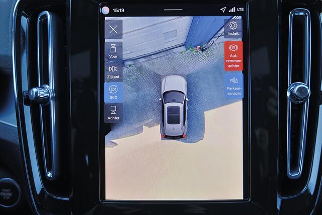 Volvo XC40 B3 Ultra Black Edition - Panorama/schuifdak - IntelliSafe Assist & Surround - 360º Camera - Harman/Kardon audio - LED Pixel koplampen - Verwarmde voorstoelen & stuur - Parkeersensoren voor & achter - Elektr. bedienb. voorstoelen met geheugen links - Draad